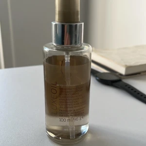Luxe oil - En olja tillför håret som gör att håret skiner och luktar väldigt gott, den var inte för min hårtyp