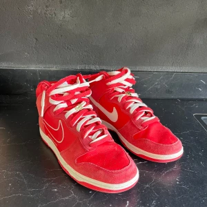 Nike Dunk High 50th Anniversary - Säljer nu dessa Nike dunks - storlek 45.5 passar 44 - skick 9/10- nypris 1300kr 