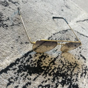 Säljer ett par Solglasögon - Säljer ett par solglasögon som jag knappat använt