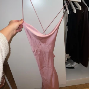 Satinklänning - Rosa satinklänning, oanvänd 