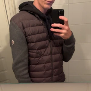 Moncler cardigan - Säljer nu min moncler cardigan eftersom den inte passar, väldigt skön och passar till allt. Passar dig som är ungefär 178 och neråt . Kom privat vid mer frågor eller funderingar. Byten kan accepteras!