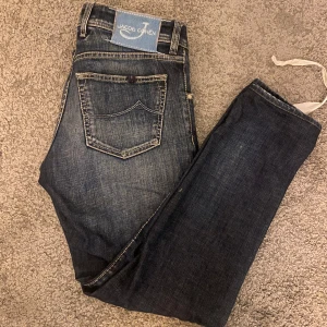 Jacob cohen jeans - Marinblåa Jacob Cohen jeans i storlek 29. Väldigt eftertraktade. Ny pris ca 5500 mitt pris 1399. Skick 10/10 inga defekter. Fråga vid funderingar! 