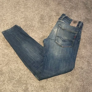 Replay anbass  - Tvär snygga replay anbass i storlek 30/30med feta slitningar modellen är slim o passar dig som går för grisch eller laidback stilen dm vid frågor  