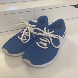 nike skor  - säljer ett par helt oanvända idrotts skor ifrån nike. Perfekta till skolidrotten i skolan.