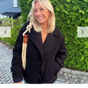 Fin kappa - Intressekoll på min fina kappa från design by si. Bra skick men lite nopprig och luddig på vissa ställen men inget som inte går att ta bort. 