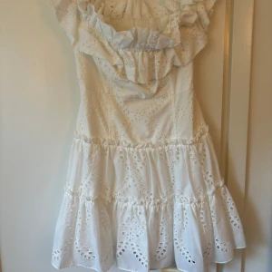 Sommar klänning  - Sommar klänning från zara i storlek M aldrig använd.