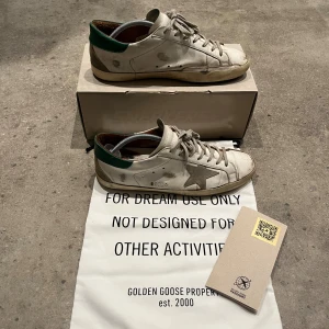 Golden Goose skor  - Golden Goose Skor | storlek 44 - skick 8/10 - nypris 5000. Allt OG medföljer! Skriv om ni har frågor 😁😁