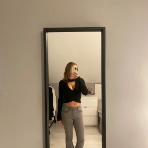 Tröja svart  - Säljer en snygg kortare tröja med en korsning över bröstet, jätte snygg både till vardag och fest 