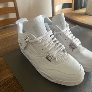 Jordan 4 puré money  - Jordan 4 puré money. Strl: 47.5. 9/10 skick. Använda en gång 