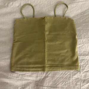 Oliv grön topp - Oliv grön topp i storlek S som knappt är använd. Toppen är i mycket god skick