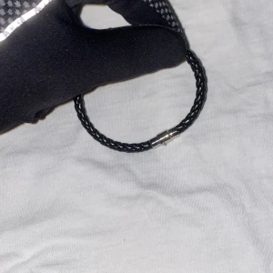 Svart läder armband  - No size svart läder armband, priset går att diskutera vid frågor eller annat skriv privat Med vänlig hälsning, ChainsSverige 