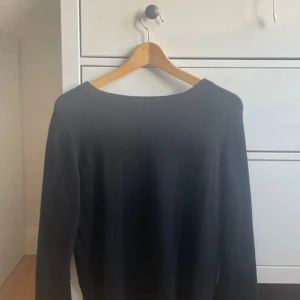 Stickad tröja - Jättefin svart stickad tröja från Vila! Knappt använd, därav mycket fint skick och material. Hör av dig vid intresse 💕😊