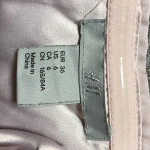 En rosa klänning  - Fint skick och i använt skick, 😊  Säljer den begrund ute av att jag inte tycker att färgen passar mig och att knappen/spenet vid dragkedjan krånglar ,men det är lätt att byta ut om man vill eller känner för det och sätta dit någont annat 💞😊 