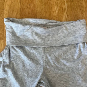 Lågmidjade yoga byxor - Lågmidjade yoga byxor från Nelly i strlk xs