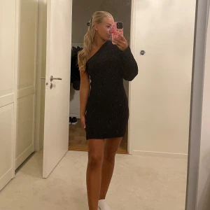 Gina Tricot  - One shoulder klänning från Gina Tricot använd vid ett tillfälle, nyskick  Storlek XS, klänningen är grovstickad 