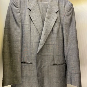 Grå rutig kostym från Tiger of Sweden - Säljer en elegant grå rutig kostym från Tiger of Sweden. Kostymen har en klassisk kavaj med knappar och matchande byxor. Är i bra skick, storlek 48