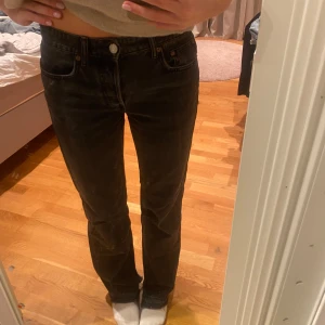 Zara jeans - Säljer de här svarta jeansen ifrån zara. Storlek 38