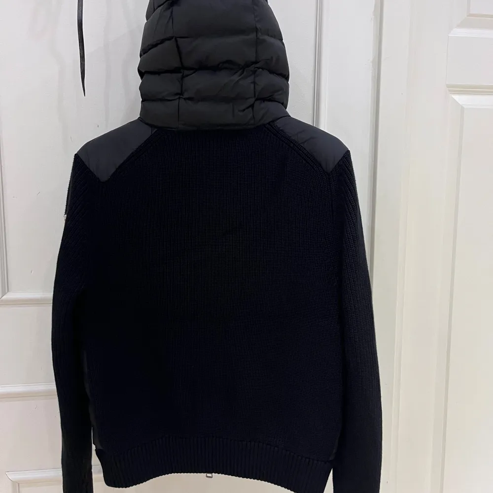 Helt ny moncler cardigan men tagsen kvar (äkta) . Säljer pga att den är i helt fel storlek så tanken är att det blir en ny med pengarna. Äktenhet kan bevisas. Kom privat vid mer intresse å priset kan diskuteras vid snabb affär💯. Jackor.