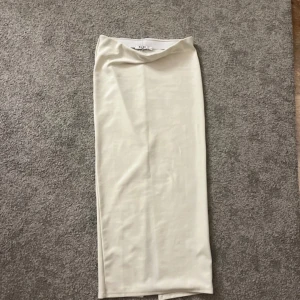 Kjol med slits - Från nakd storlek S 