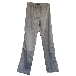 Gråa kostymbyxor Brandy Melville - Gråa kostymbyxor med slit detalj från Brandy Melville🩷 dom har dragkedja, knapp och stretchig midja💕 storlek onesize, passar nog xs/s bäst