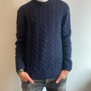 Zara Tröja  - Fin tröja från Zara i bra skick. Storlek M. Lite nopprig men inte märkvärdigt. Säljer för 270 kr. Kom gärna med prisförslag!