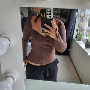 Gina tröja - Riddstikad reöja från gina använd fåtal ggr. St s och den har slittsar på ärmarna