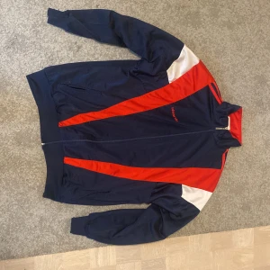 En jätte snygg rare adidas jacka  - Säljer en fett snygg adidas jacka i storlek L/6 eftersom den inte är min stil längre. Köpte på myrorna för 500kr.