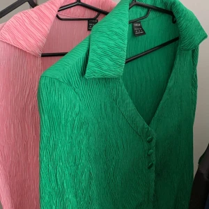 Skjortor i rosa & grön  - Säljer dessa två skjortor tillsammans 