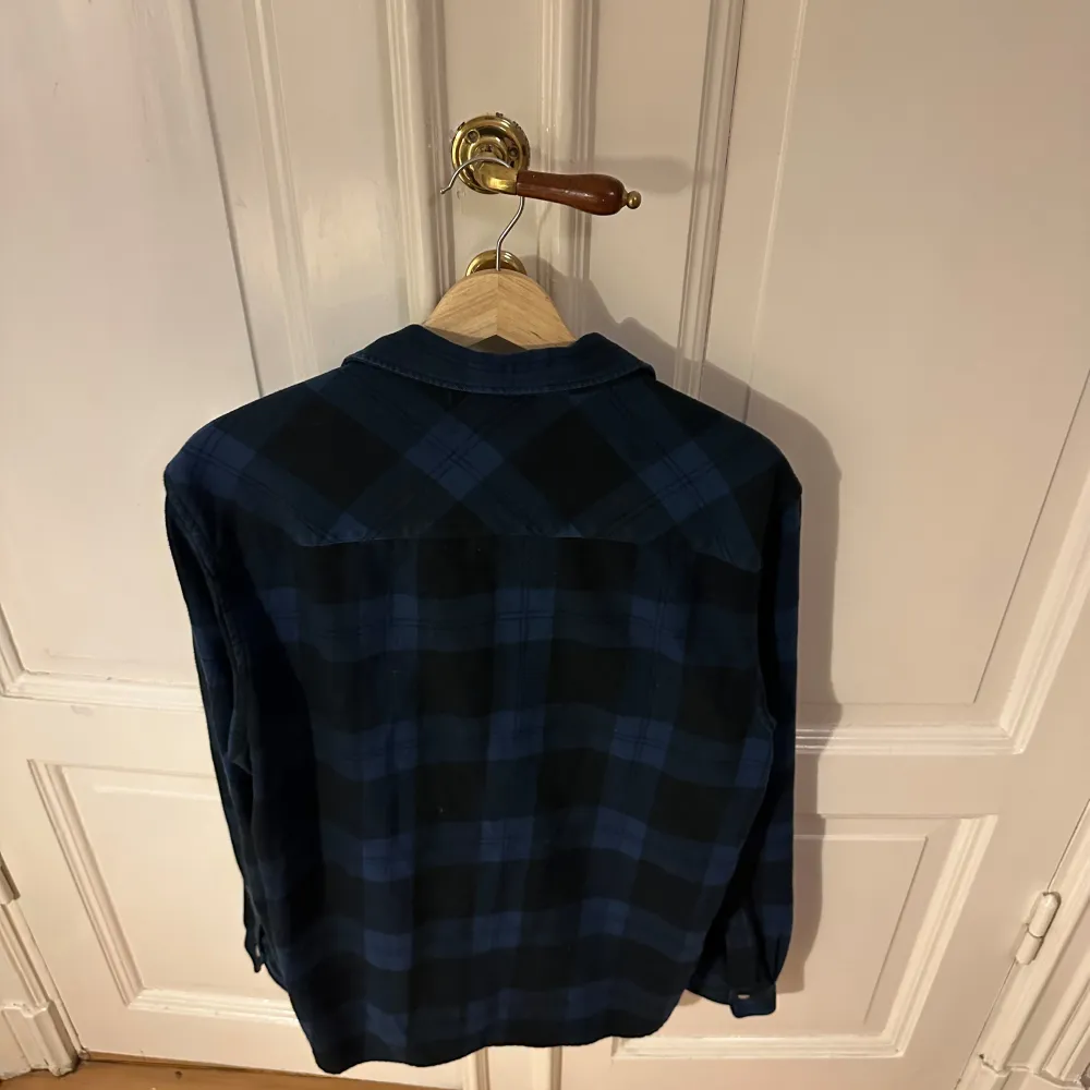 Säljer denna feta skjorta/overshirt från Barbour. Storlek M och i bra skick! . Skjortor.