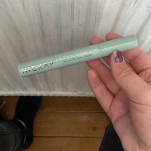 Hickap lash and brow serum  - Jag har använt den ett fåtal gånger och mycket av produkten finns kvar 
