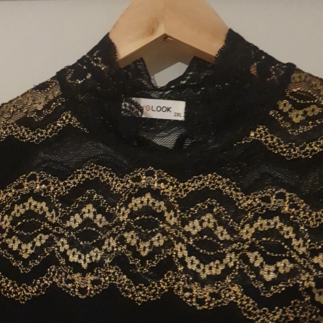 Svart och guldmönstrad topp från New Look - 91