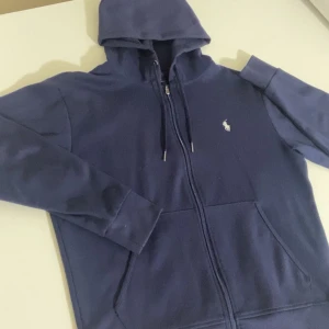  Polo zip -  Köpte den för två månader sedan och använder inte den blev för liten för mig och vill sälja den den är som ny  