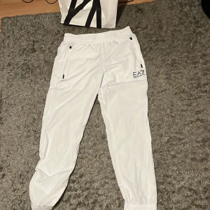Ea7 byxor - Säljer dessa helt oanvända Ea7 armani byxor köpta på Nk i Gbg. Säljer dom då jag köpte ett set med en jacka men var ensast inteesserad av jackan. Skriv privat för närmare titt på kvittot. Strl M. Helt oanvända cond 10/10