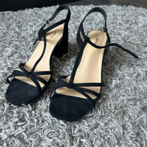 Svarta klackskor - Använda ett fåtal gånger, i mycket fint skick utan defekter 💕strl. 40