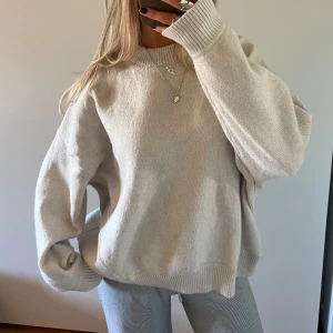 Grovstickad tröja - Stor och mysig grovstickad tröja, storlek M🫧🤍🧸