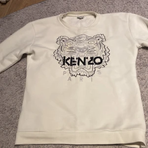 Kenzo tröja  - Hej säljer en tröja från kenzo som är 9/10 som i stick för den är liten i storleken annars ser den perfekt ut.😀DEN ÄR LITEN I STORLEKEN!  Passar om du är runt 165