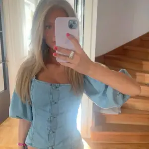 Säljer min otroligt fina jeanstopp, super fint skick och är i storlek xs 🎀 från hm men säljs inte längre 🙌🏽