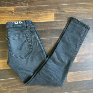 Dondup  - Riktigt feta Dondup jeans. I den populära modellen George. Riktigt fint skick, hör av er vid funderingar!🤩