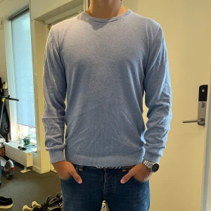  Merinoull tröja - Säljer min stickade merinoull tröja i en snygg ljusblå färg. Använd ett fåtal gånger och inga tecken på användning, hör av er vid frågor. Se sista bilderna för att se tröjan i dagsljus