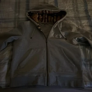 Burberry zip/hoodie - Burberry zip/hoodie, storlek M. Väldigt skön och varm kommer vara bra nu till kalla vädret, snygg knappast använd och har inga skador.