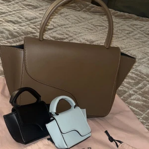 ATP väska  - Hej!  Säljer ATP arezzo khaki brown 3000 kr köpt för 5400. ATP minisarna 900 kr/st fina som nyckelknippa eller bara som accessoar.