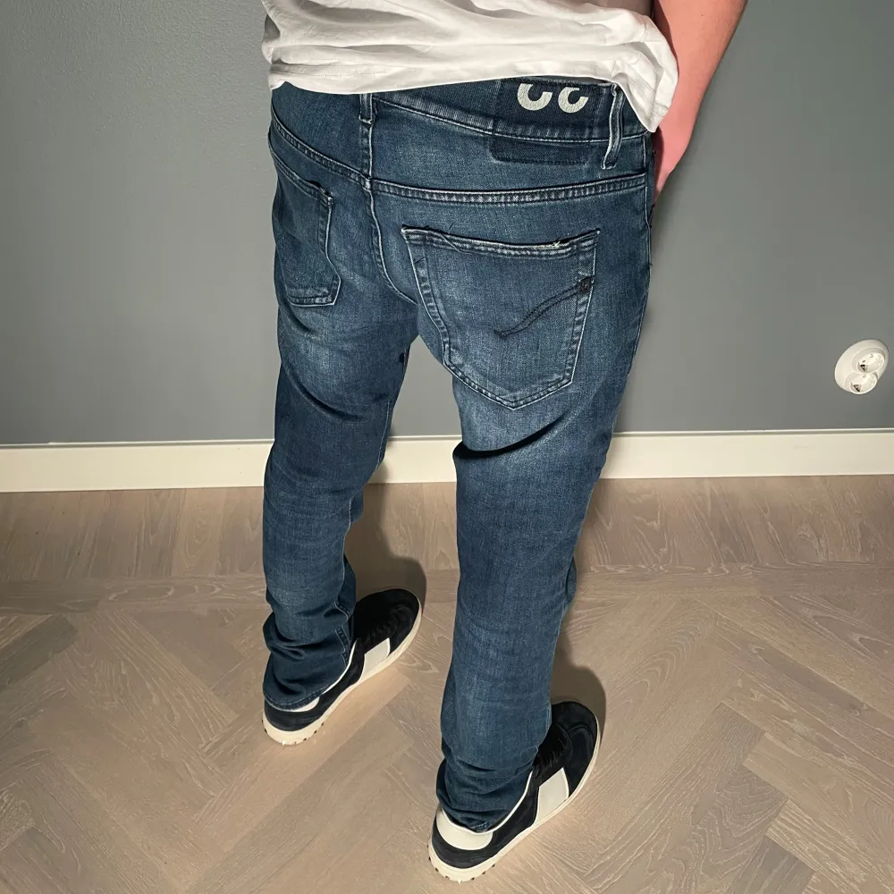 Mörkblå dondup jeans | Size 32 | Modellen är 176cm | Hör av dig vid minsta fråga eller fundering//. Jeans & Byxor.