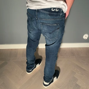 Dondup Jeans  - Mörkblå dondup jeans | Size 32 | Modellen är 176cm | Hör av dig vid minsta fråga eller fundering//