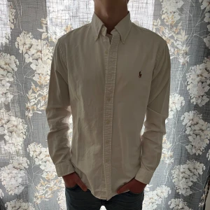 Ralph lauren skjorta - Tja! Säljer nu denna sjukt snygga Ralph lauren skjorta i storlek M. Perfekt att ha under en tröja och nu till hösten. Skicket är 8.5/10, inga tydliga deffekter. Nypriset ligger på 1600 kr. Vid fler frågor/bilder är det bara att skriva!