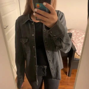 Jeansjacka  - Bra skick, väldigt snygg på och aldrig använd