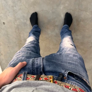 Diesel jeans  - Ett par feta diesel jeans i bra skick!!🥳🤩 ( Har dock en skada, skadan syns på bilden) De är i storlek W28🥳🥳 jag är 173 och väger 54kg och de sitter bra på mig, passar något större🤑🤩🎉 Säljer för 400kr💸💸🥳 Vid minsta fundering kontakta mig!!!🤩🤩🤑🤑