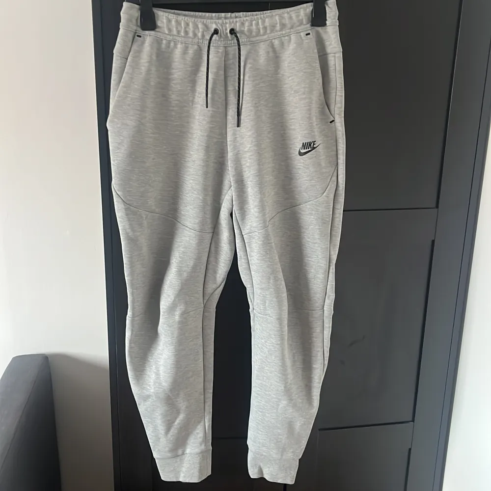 Säljer mina gråa Nike Tech Fleece byxor som är köpta för ungefär 4-5 år sen när jag var yngre (15-16 år) och är aldrig använda. Köpta på JD sports men föräldrarna hittar ej kvittot. (Köpta som set med hoodien, original priset var runt 1000-1200kr). Sportswear.