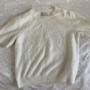 Stickad kort ärmad tröja - Jätte fin stickad kort ärmad tröja från hm i storlek m men sitter som en xs-s 