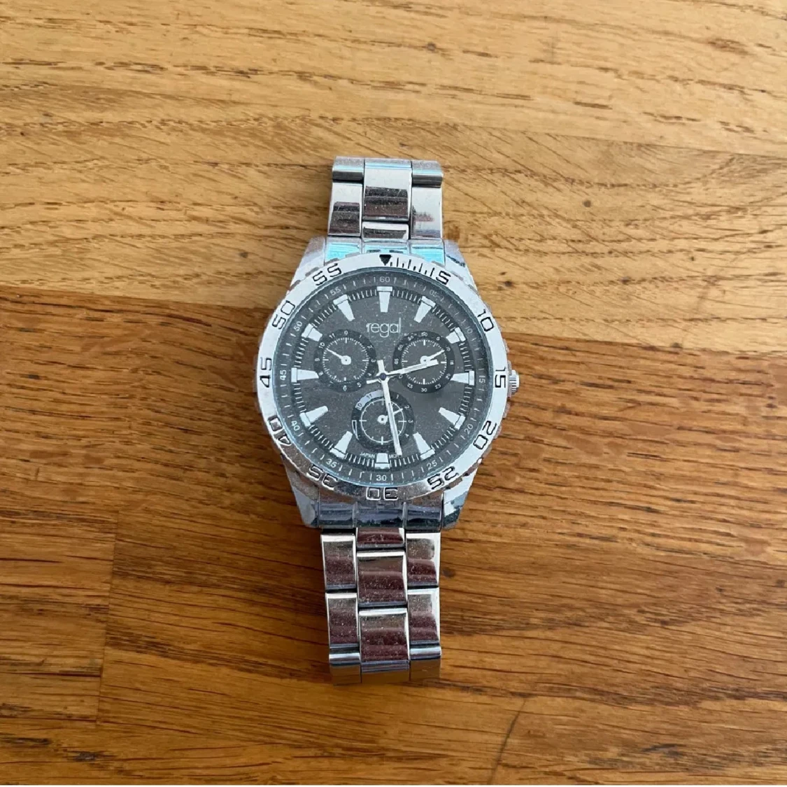 Silverfärgad klocka från Regal - 90