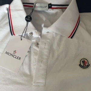 Moncler piké - Helt ny och oandvänd m*ncler piké storlek M. Taggen är på och den har aldrig andvänts. Däremot ej ä*ta.